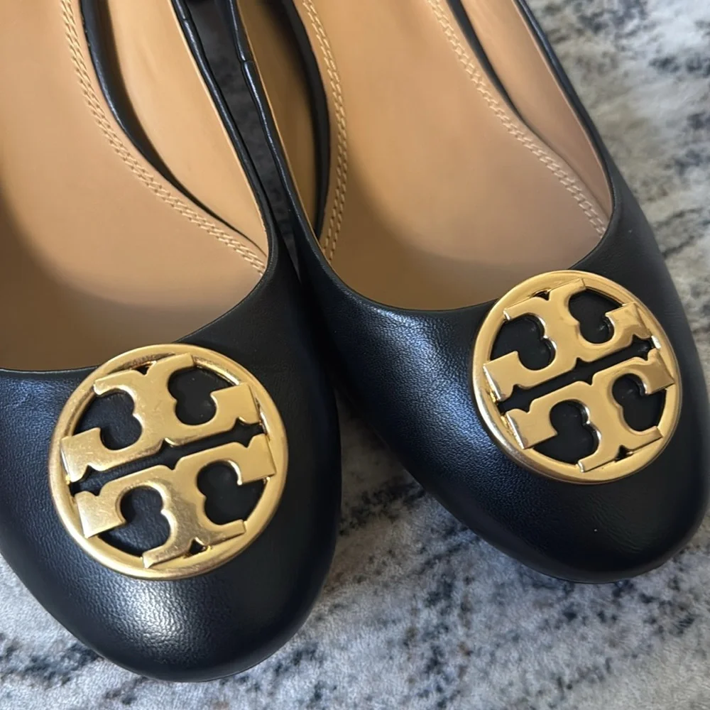 Tory Burch Black Chelsea Leather pumps with Gold Logo. Size 8
